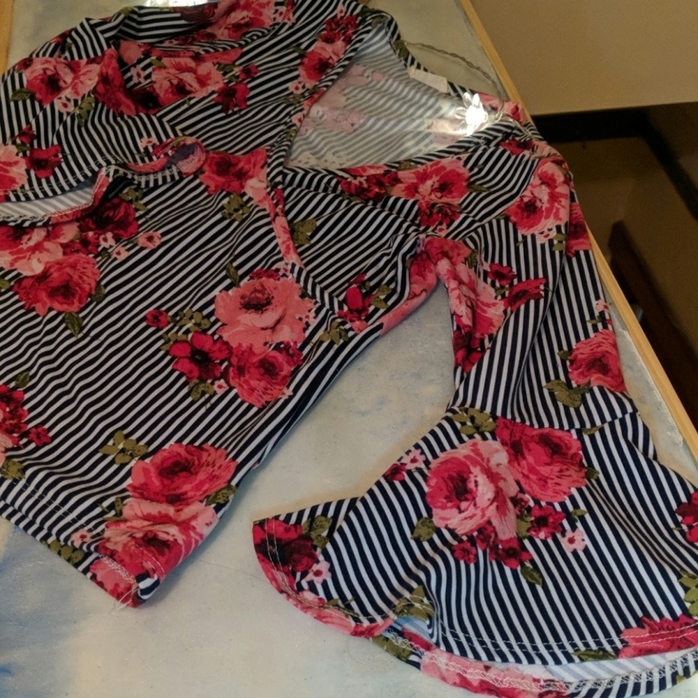 🏷️$5 SALE Floral bell sleeves top - Picture 2 of 4